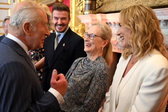 Король Карл смеется вместе с Дэвидом Бекхэмом, Мерил Стрип и Кейт Уинслет на мероприятии в Звездном дворце