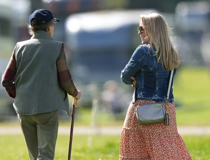 Принцесса Анна с бывшей невесткой гуляют по парку спустя 4 года после развода. Удивительно тёплые отношения