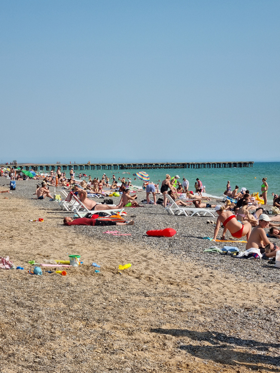 Пляж мелкая галька, песок