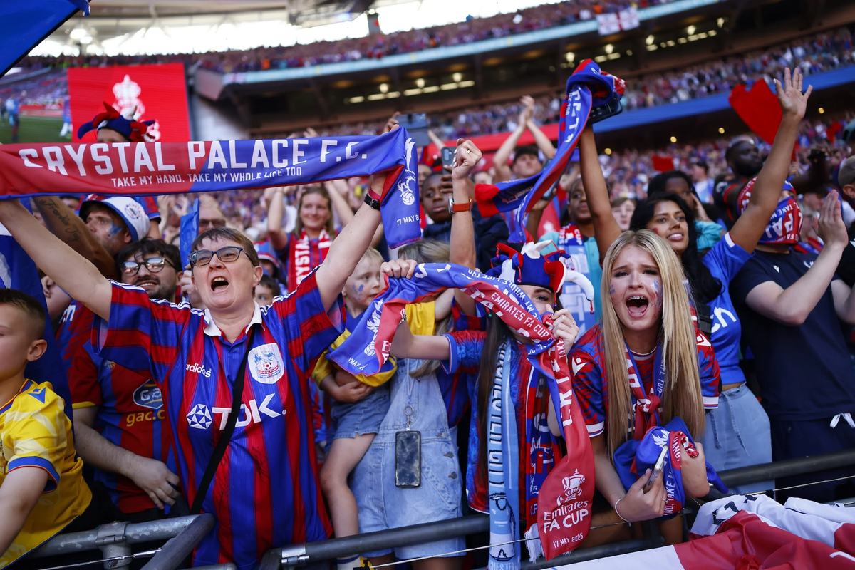 Болельщики «Кристал Пэлас» празднуют победу в Кубке Англии (Фото: EPA/TOLGA AKMEN)