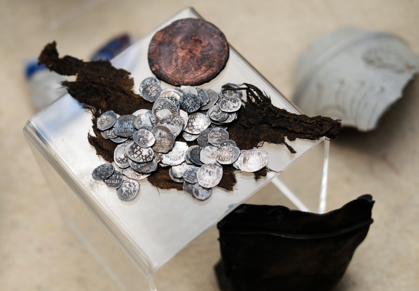 Серебряные монеты, найденные при строительстве парка "Зарядье" в Москве
© РИА Новости. Александр Вильф