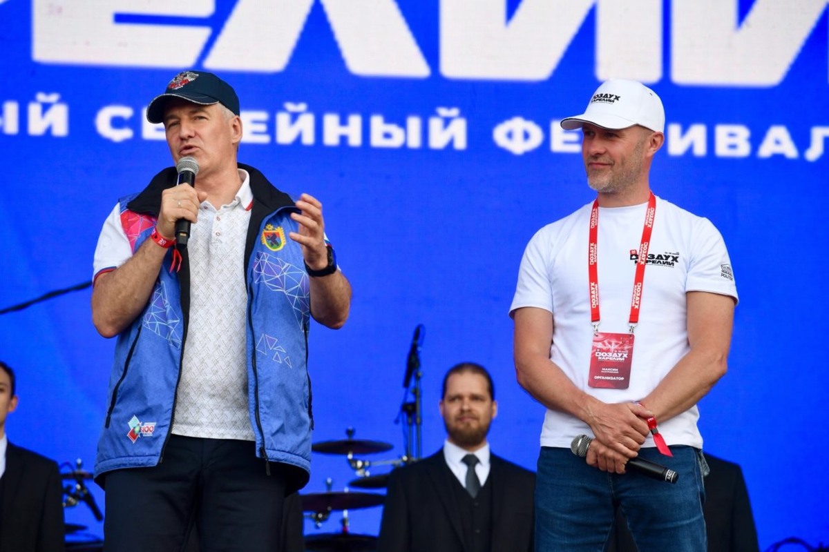   Глава Карелии Артур Парфенчиков и продюсер фестиваля "Воздух Карелии" Максим Мазуровский. Фото: «Республика» / Оксана Кудряшова