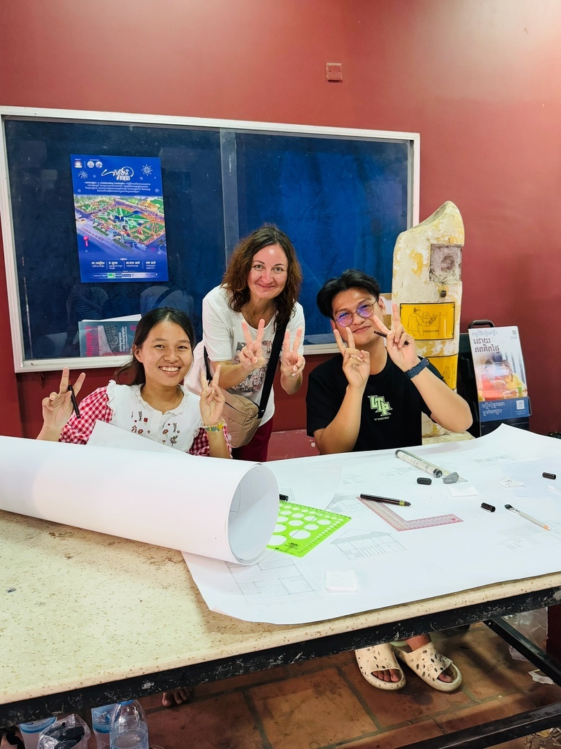 Со студентами в арт-институте изобразительных искусств в Камбодже