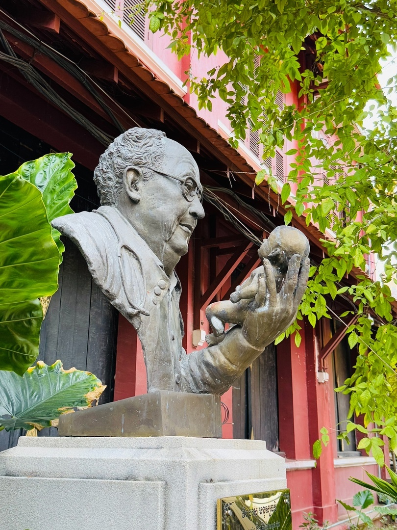 Во дворе университета искусств удивительные фигуры