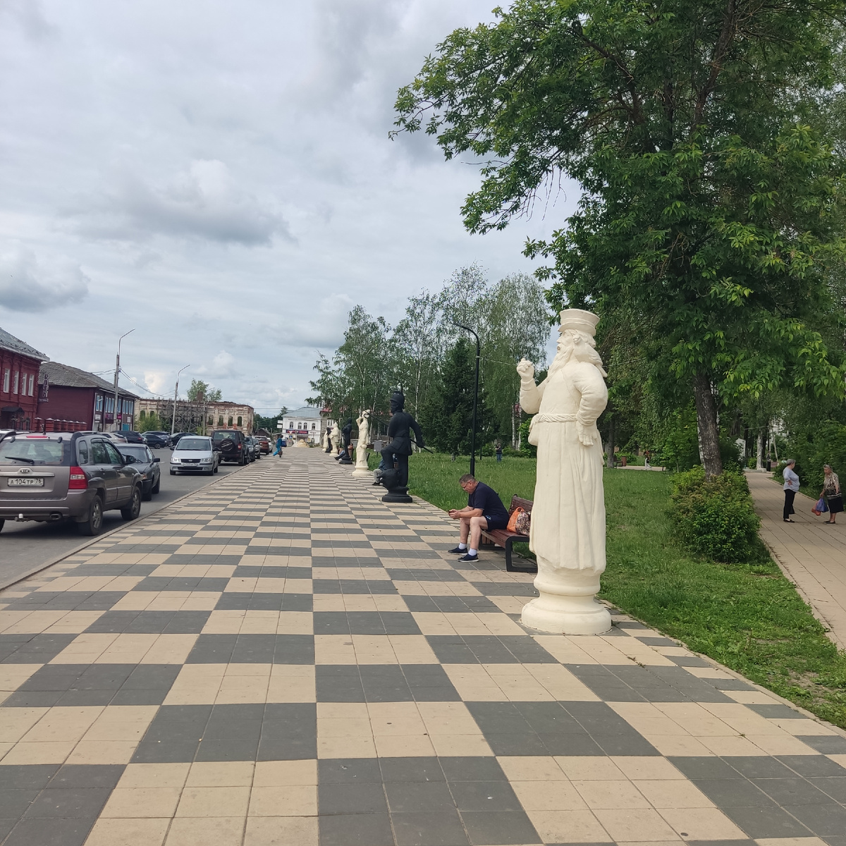 Шахматная аллея в Данилове, листайте галерею с изображениями шахматных фигур