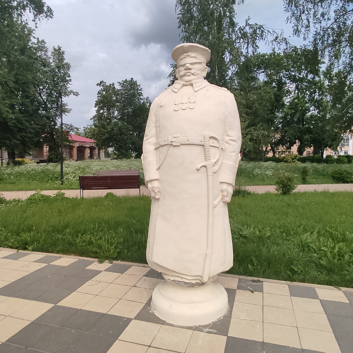 Городовой – белый слон, шкафообразный гигант с надвинутой на глаза фуражкой, иллюстрирует собой поговорку «Солдат спит, служба идет». Или же, наоборот, в этом проявляется хитрость старого служаки – наблюдать за порядком, спрятав глаза.