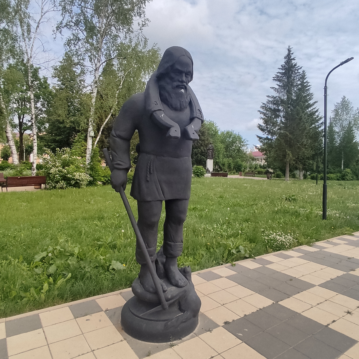 Крестьянин – черный шахматный конь. Фигура крестьянина представлена с хомутом на шее, в ногах у него курочка с яйцом и кошка. 