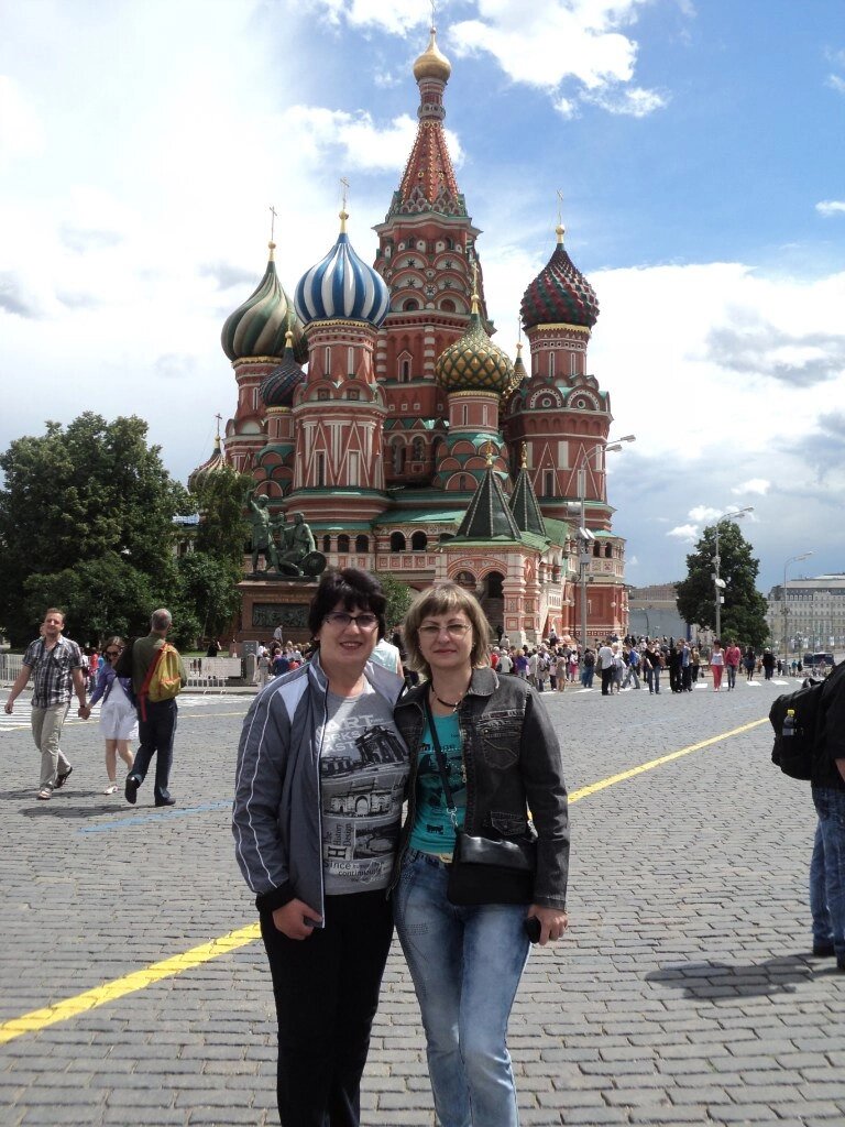 С подругой на фоне Храма Василия Блаженного. Погуляли по Красной площади перед поездкой в Рязань. 