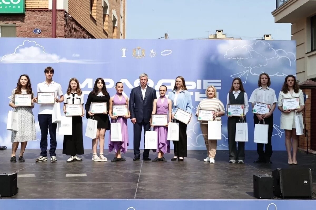    Одарённым ульяновским детям вручили сертификаты на губернаторскую стипендию