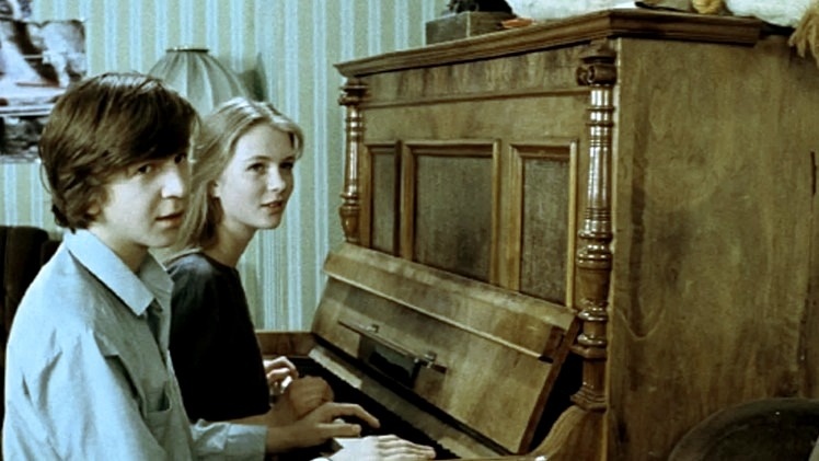 Анастасия Немоляева и Федор Дунаевский в фильме "Курьер"