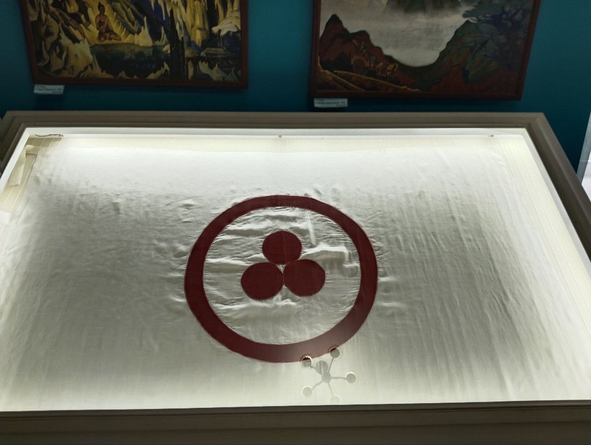 ГМИЛИКА, оригинальный флаг Николая Рериха, созданный как символ защиты культурных ценностей мира