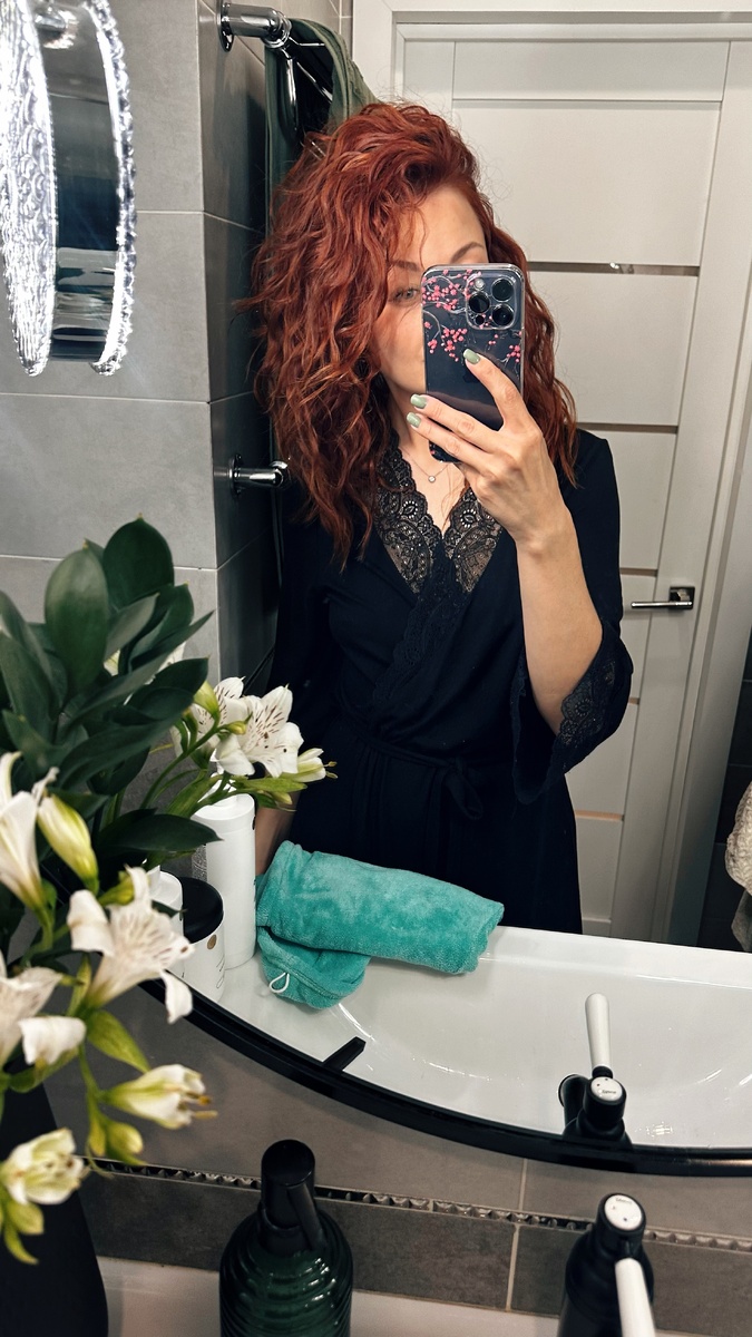 Я распробовала полотенце-капор. Честно, жалею, что не купила год назад и маялась с футболками и спортивными полотенцами. Но зато теперь точно могу сказать, что разница есть и что со специальным полотенцем моим волосам нравится больше и локоны дольше держат форму даже в ветреные дни. Могу использовать одну и ту же пенку, но укладка после полотенца всегда держится лучше и дольше, чем после футболки или спортивного полотенца.