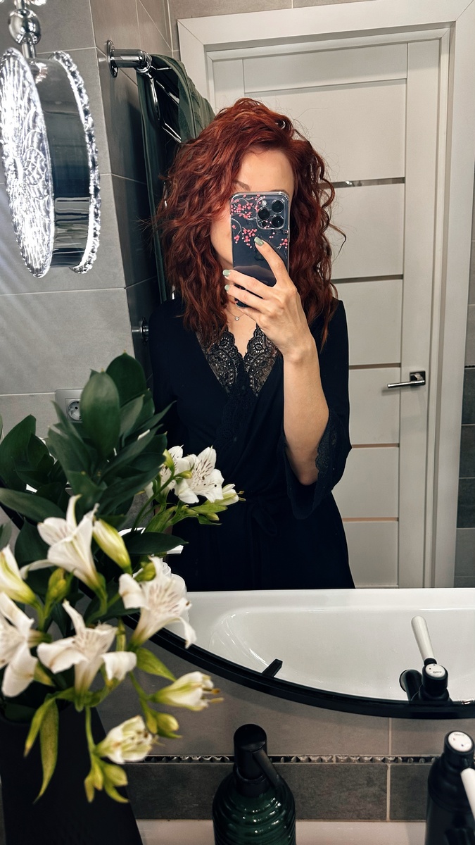 Сейчас от стрижки у меня не осталось вообще ничего. Волосы не виделись с ножницами год и в планах не видеться с ними еще до Нового года точно. Я пока не знаю позволит ли мне густота и само качество волос отрастить их ниже лопаток и сделать стрижку в виде хвоста лисицы. Как-никак мне уже сорок и есть мнение, что волосы в этом возрасте отрастить уже не так и легко. 