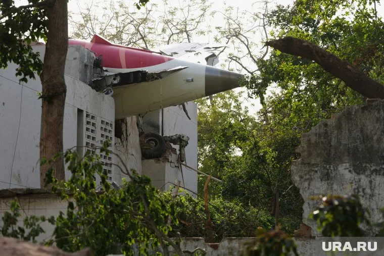 Самолет в Индии рухнул в жилой район
Фото: Ajit Solanki/AP/TASS