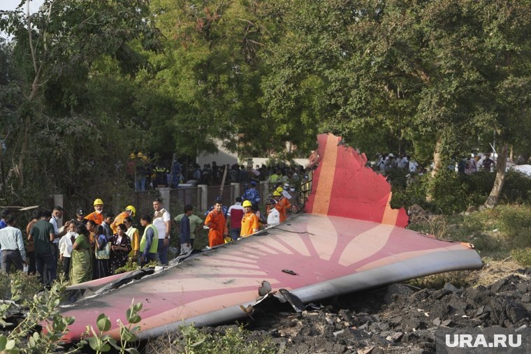 На борту находилось 242 человека
Фото:Ajit Solanki/AP/TASS