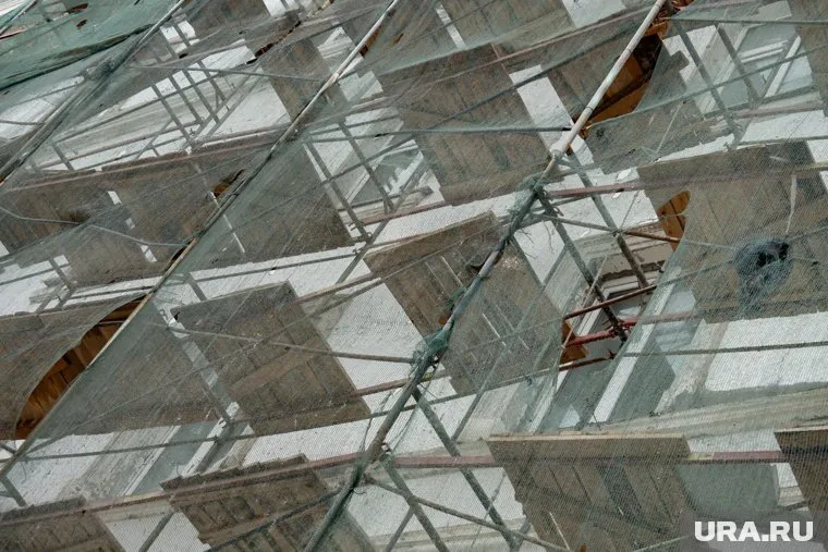 Мужчина упал с двухметровой высоты
Фото: Руслан Яроцкий © URA.RU