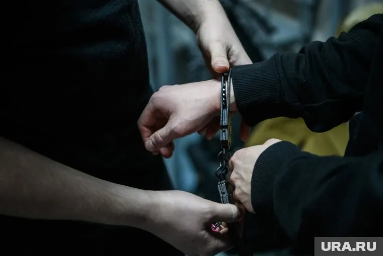 Вандал в ХМАО за сломанный памятник бойцам Донбасса получил условный срок
Фото: Илья Московец © URA.RU