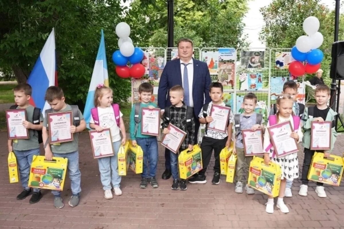    Болдакин вручил сертификаты на подготовку к школе детям участников СВО