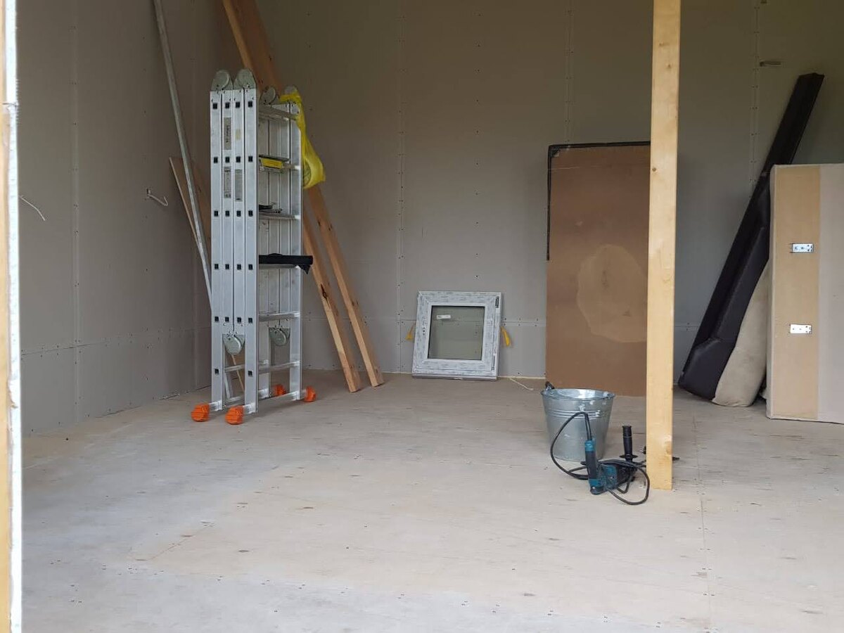 Пирог стен и пола - 10 см, на полу - фанера 12 мм, выведена электрика