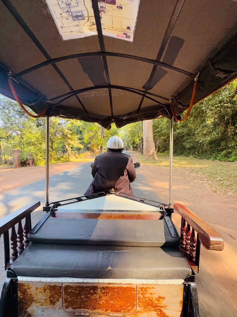 На таком транспорте передвигаются в городе Сиемреап. Это частное открытое "такси". Туристы ездят на них в комплекс Ангкор 