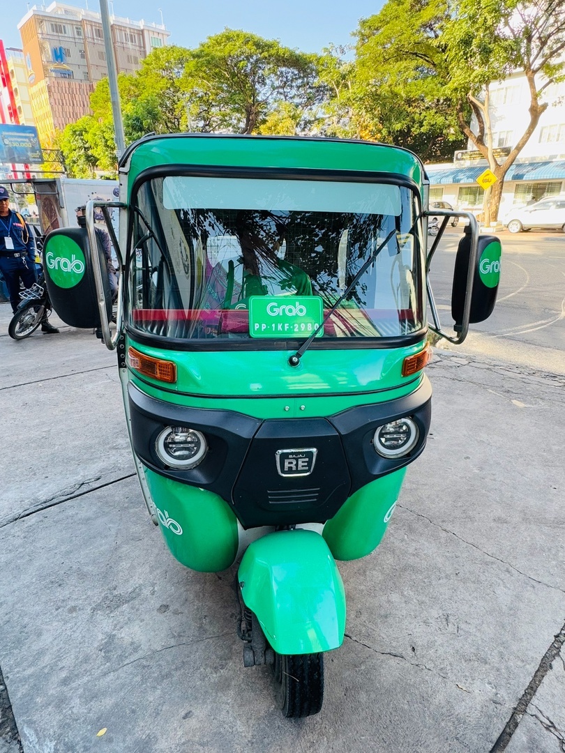 Официальное тук-тук-такси "Grab" - аналог нашего Яндекс-такси. Вызывать через приложение Grab