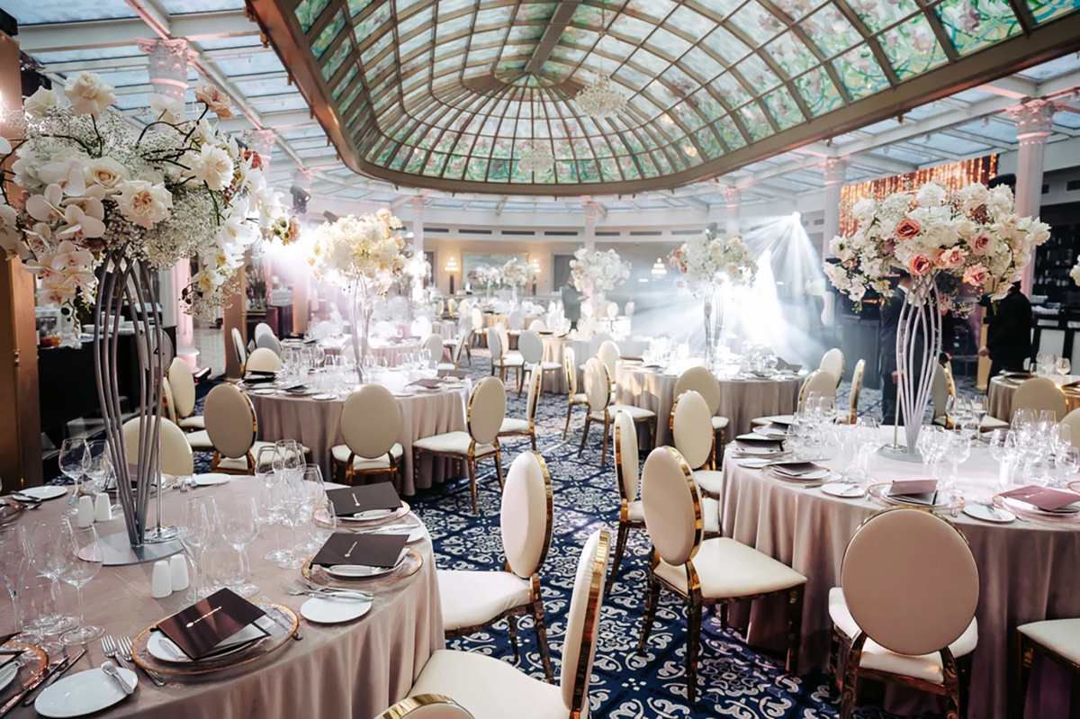 Заведение располагается под сводами итальянского витражного купола →