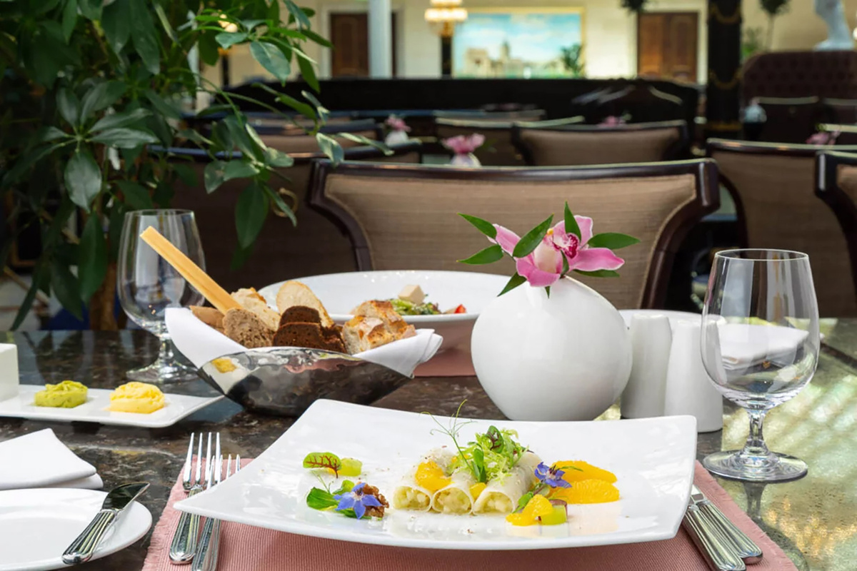 Сервировка столов →