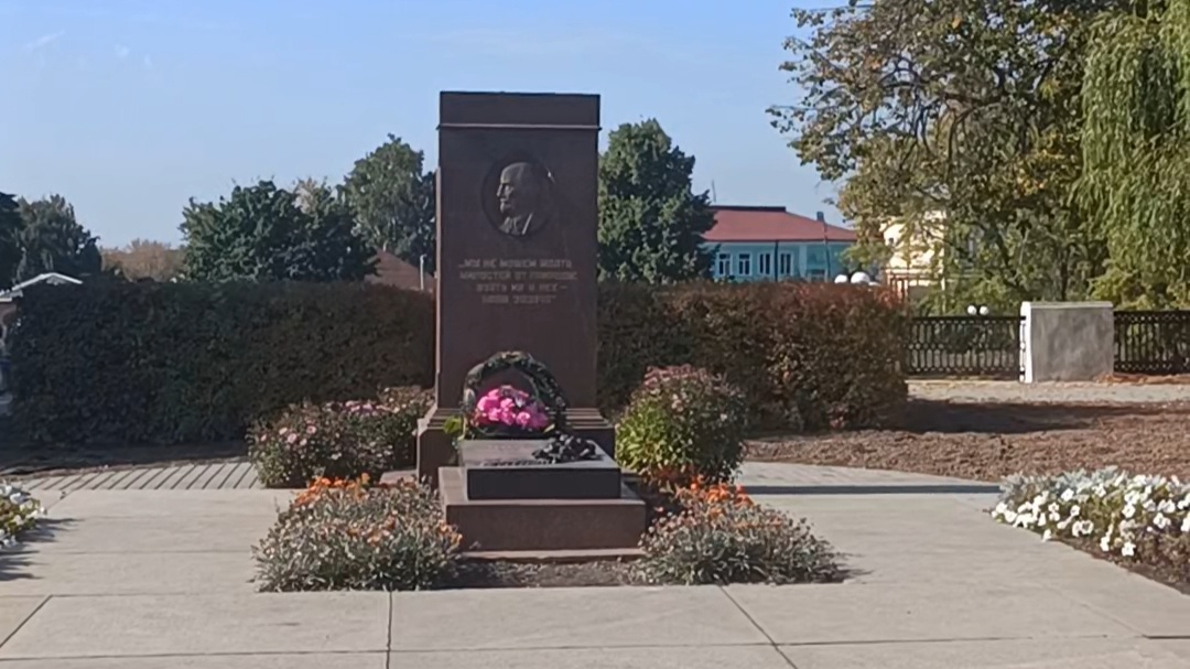 Могила И. В. Мичурина в коллекционном саду в Мичуринске