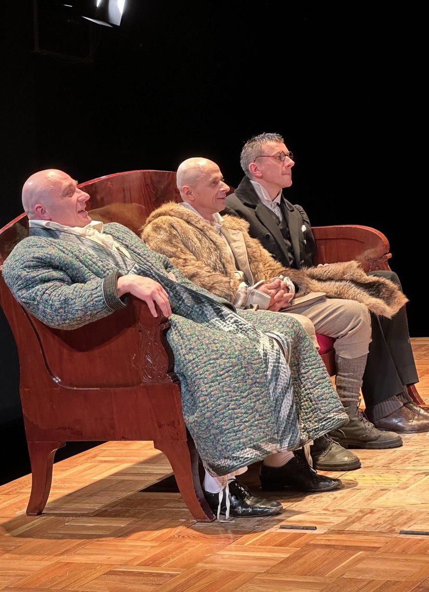 Обломов  (Иван Трус), Захар (Игорь Масюк) и Алексеев (Андрей Матюков). Спектакль «Обломов». На Новой сцене Александринского театра. Фото автора. 