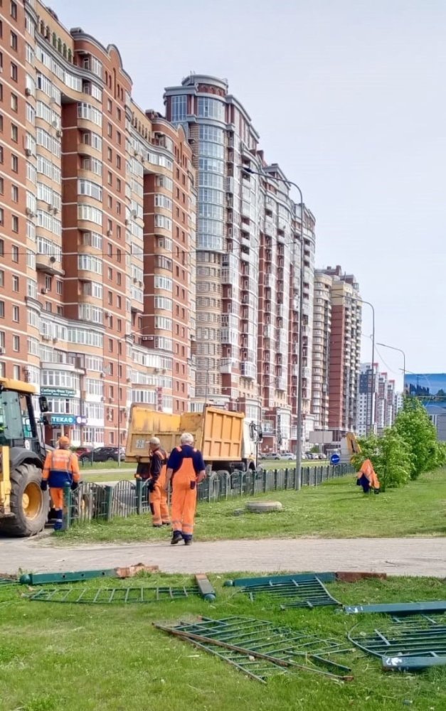    В Сургуте начали демонтаж ограждений вдоль дорог