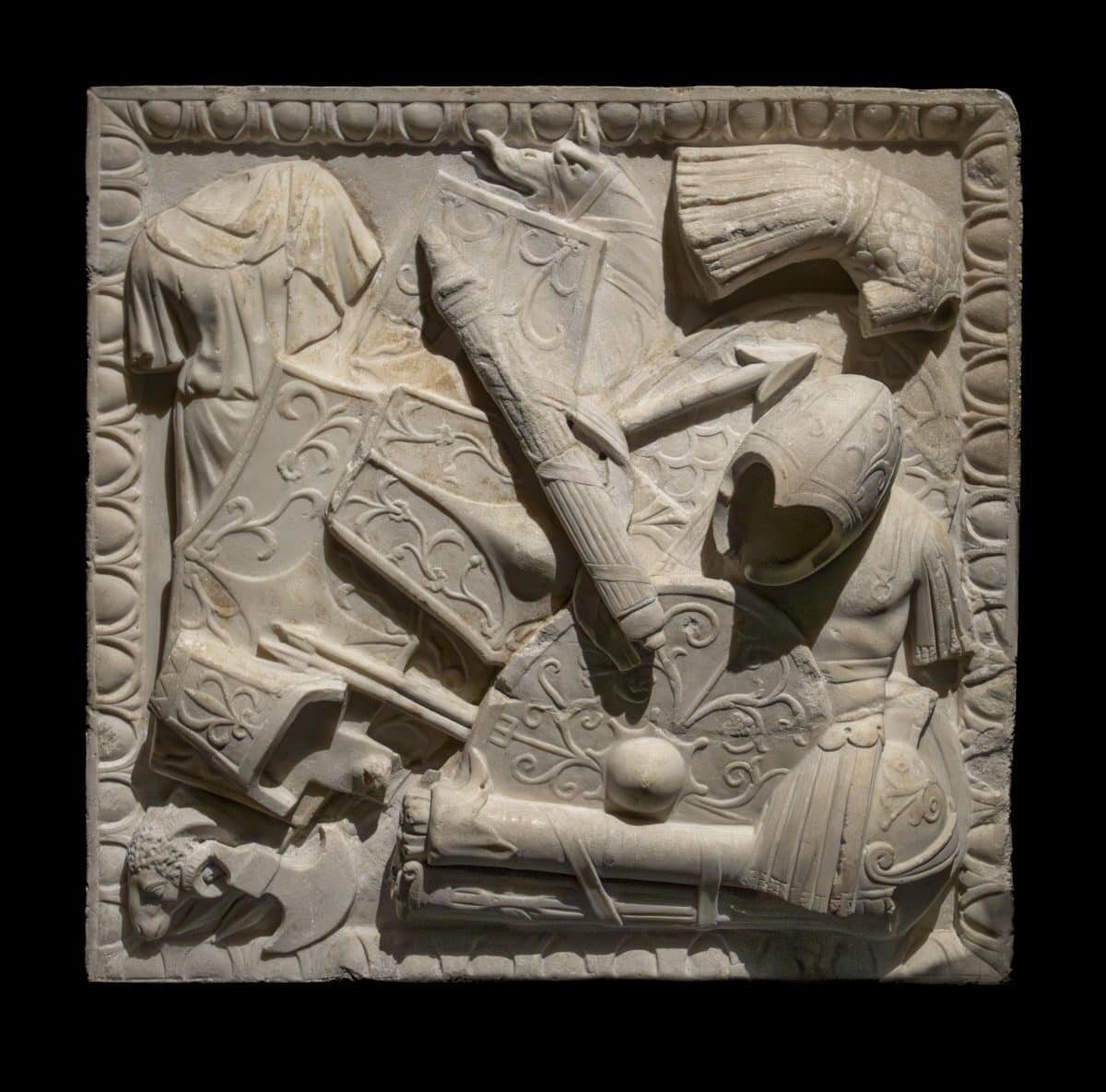    Мраморный барельеф запечатлел броню и оружие римского, дакийского и сарматского типа. I-II век. Британский музей, Лондон / © Stephen Chappell via Flickr