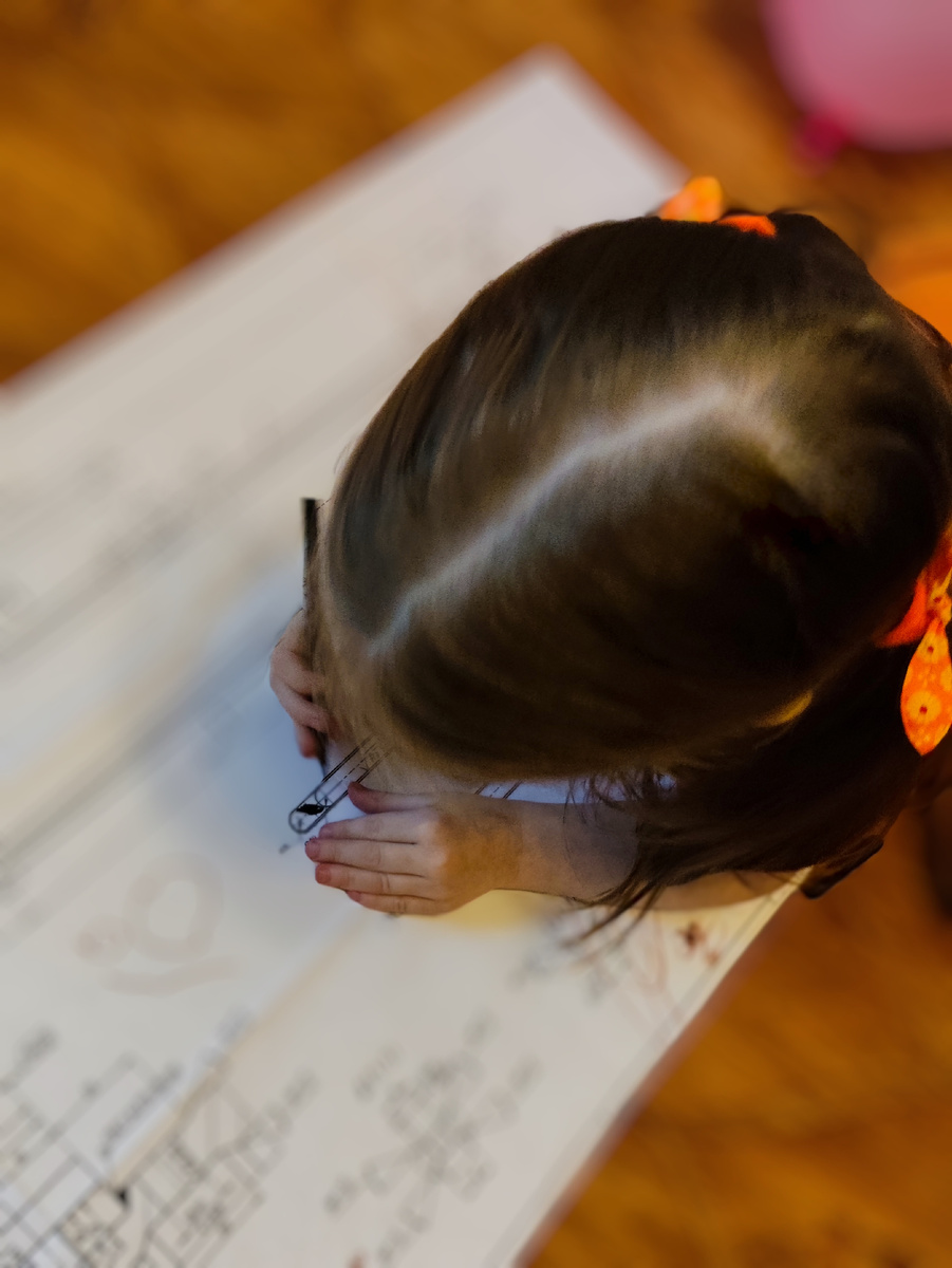 Ребенок инженера раскрашивает чертежи. Э - экономия