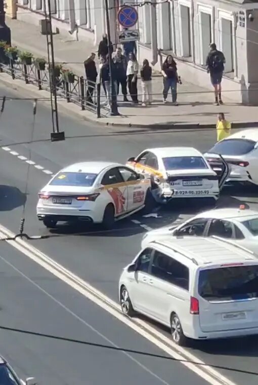    Фото: скрин видео из Telegram-канала «Мегаполис | ДТП и ЧП | Санкт-Петербург | Питер»