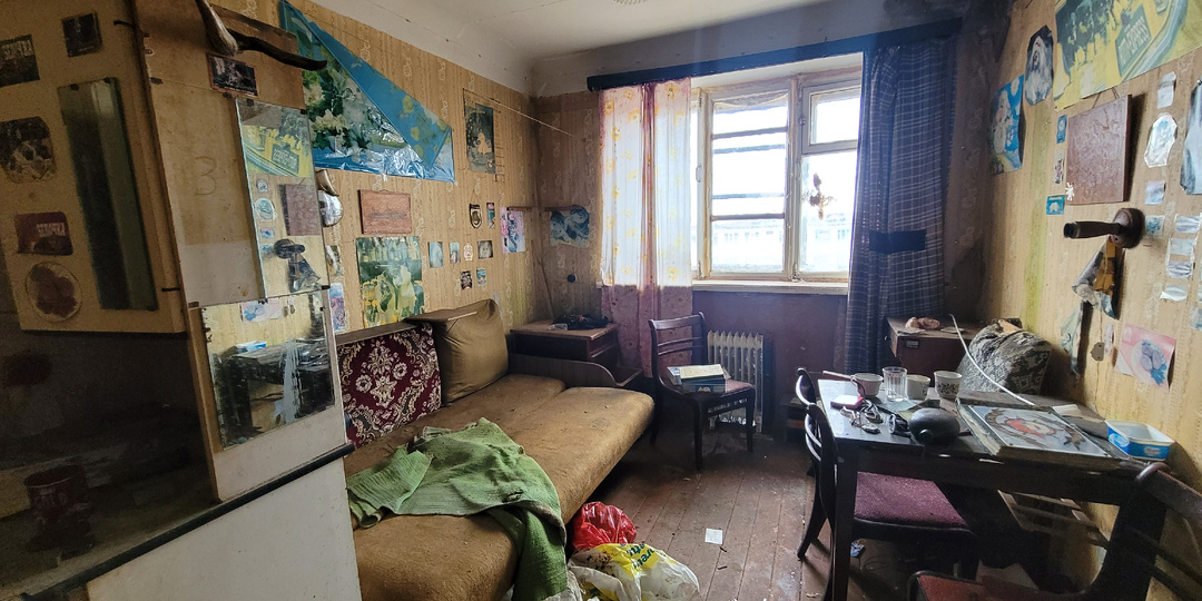 20 лет в этой квартире никто не жил. Все осталось на своих местах со времен 2000-х годов