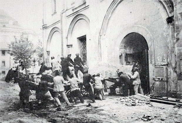 Перенесение саркофагов с останками великих княгинь и цариц перед разрушением Вознесенского монастыря, 1929 год. Фото: Wikipedia
