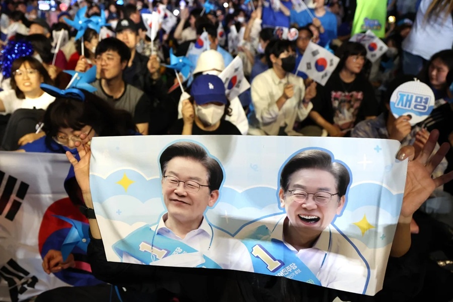 На волне импичмента прошлого президента пока Ли Чжэ Мён пользуется популярностью