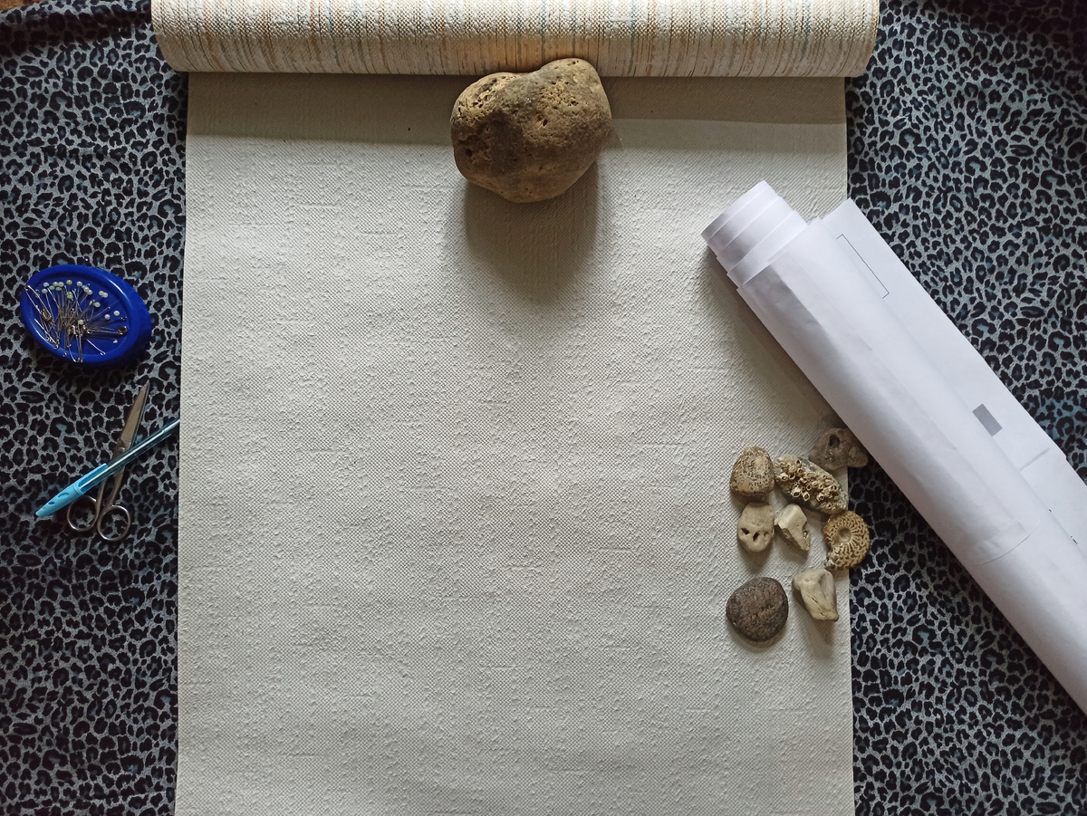 Расстилаю обои