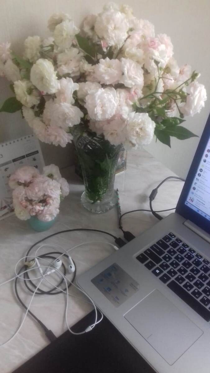 Букет из кустовых роз, которые у нас во дворе росли как сорняки. К сожалению уже не растут, выкорчевали.