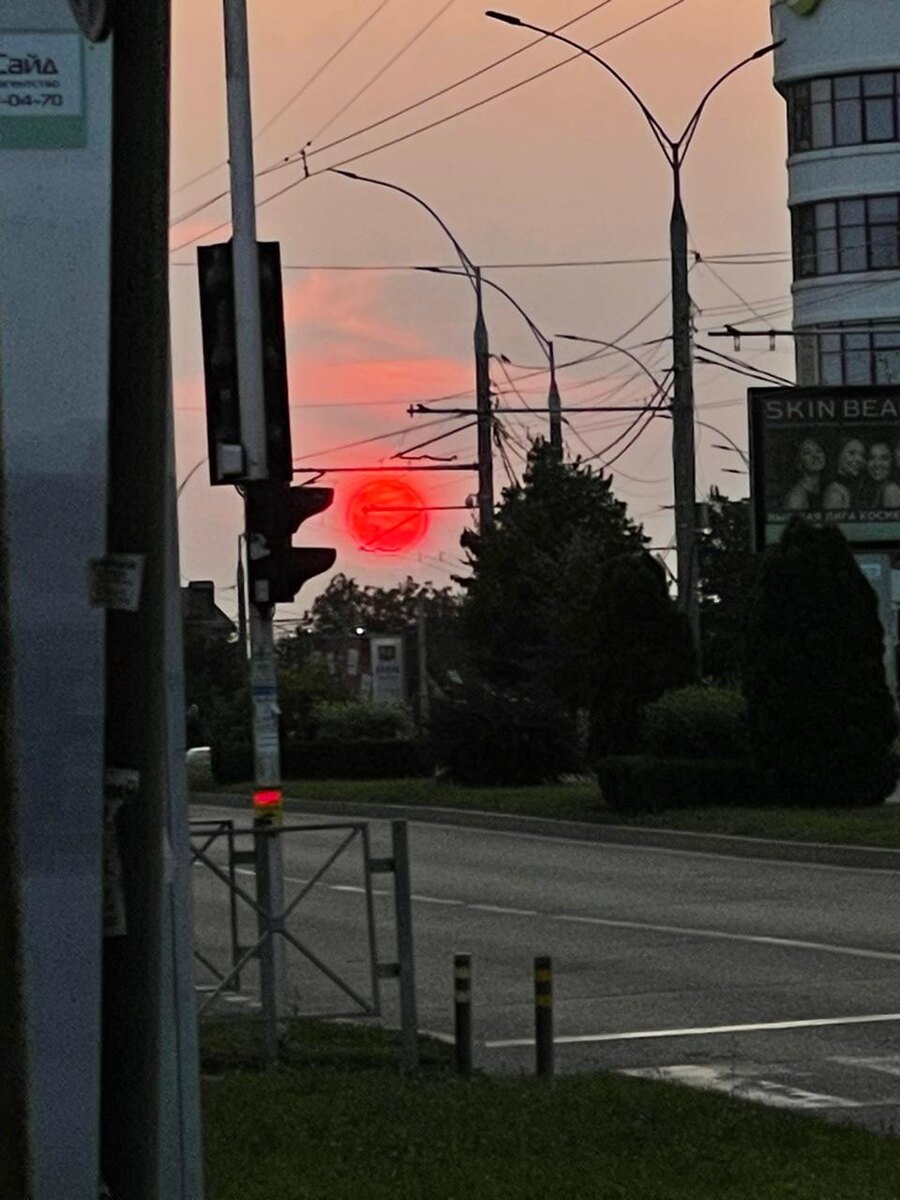 Это фото луны сделано вчера вечером на Кубанской набережной. Просто фото с телефона, никакой обработки и эффектов... Кровавая луна. Страшновато как-то😅