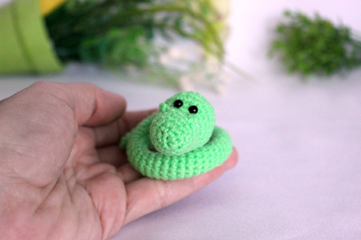 Вязаная змейка амигуруми