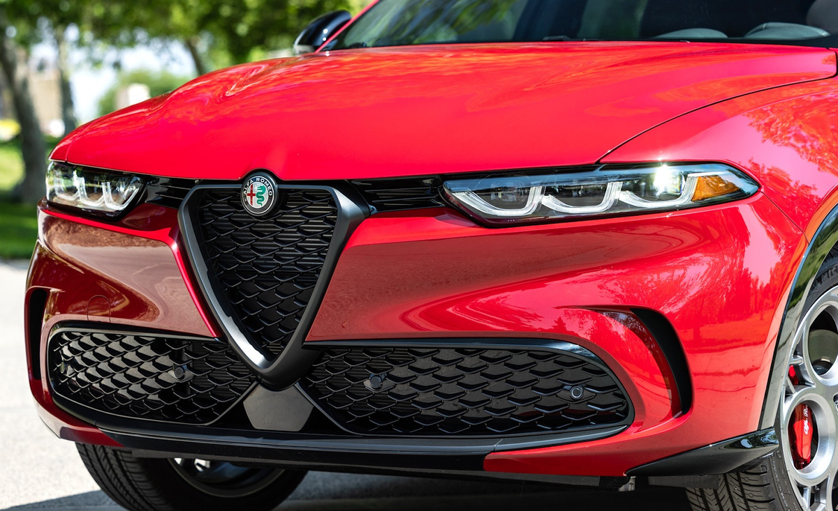 Выразительное оформление передней части кроссовера