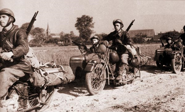 Французские кавалеристы-мотоциклисты, 1930-е гг.