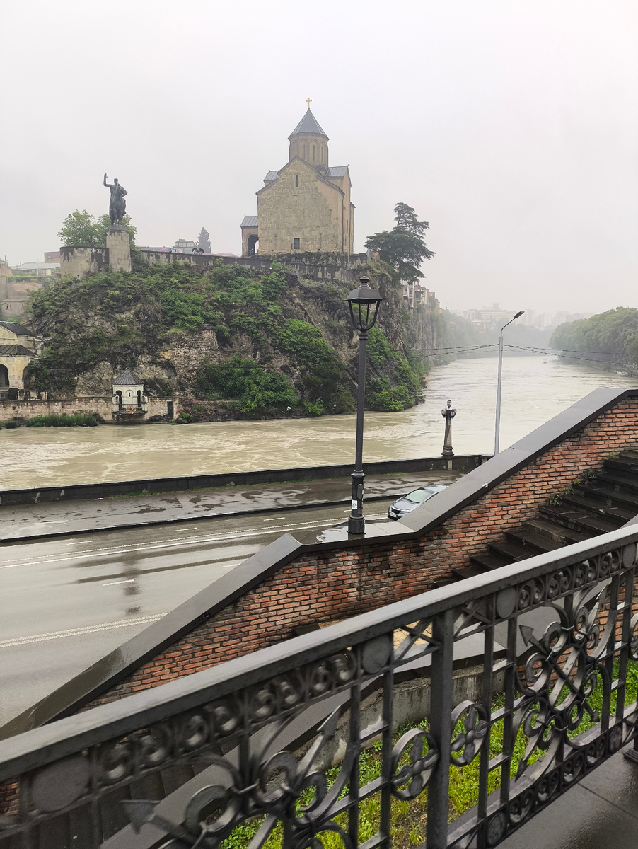 Фото автора. Храм Метехи. Статуя Вахтангу и река Кура.