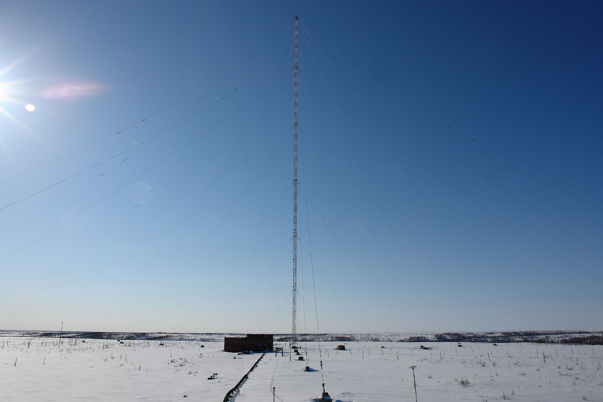 © Andrew_75 / Wikimedia Commons / public domain (Мачта на Боганиде, 26-й км автодороги Дудинка – Алыкель)