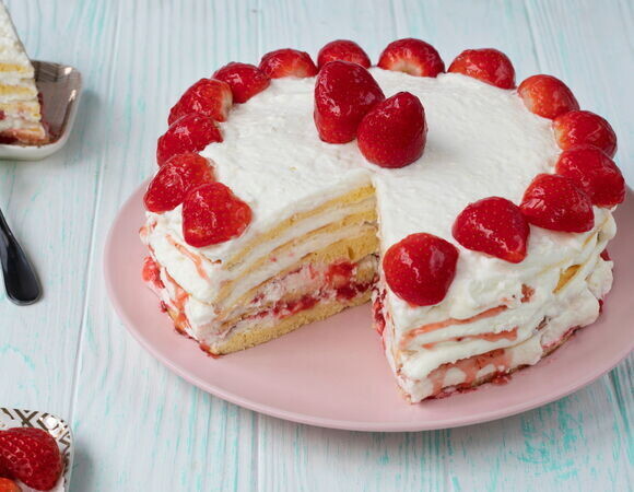 Торт «Молочная девочка» с клубникой — такое чудо готовят только летом