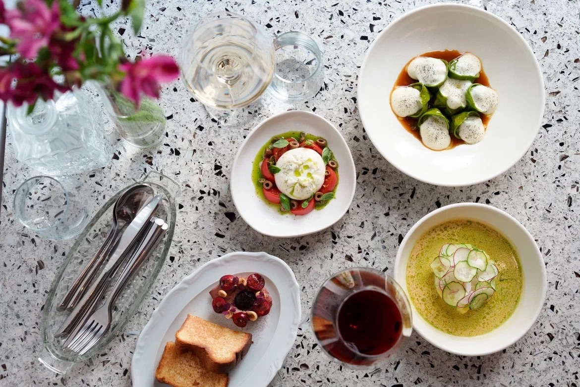    Новости ресторанов: мутабаль с гранатом, вырезка оленя с лисичками и крудо из лангустинов (фото 1)