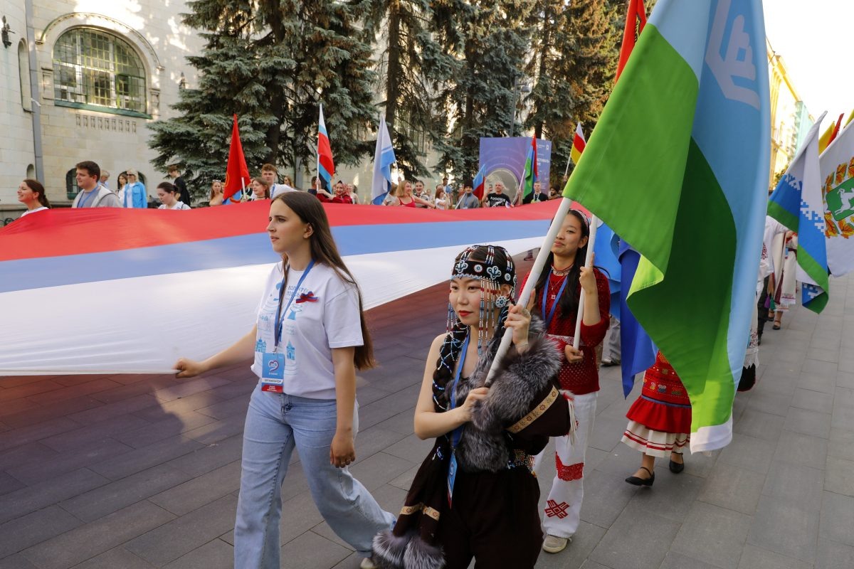    Более тысячи участников пронесли 100-метровый триколор по улице Большой Покровской