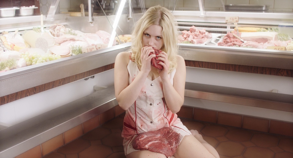 Мрачный чёрный юмор критики не оценили. В первую очередь, упрекая режиссёра в отсутствии сочувствия к жертвам убийцы.