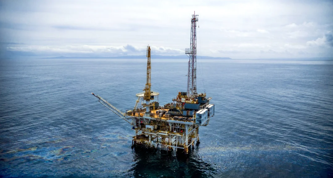 Нефтяная платформа заброшена и предоставлена сама себе