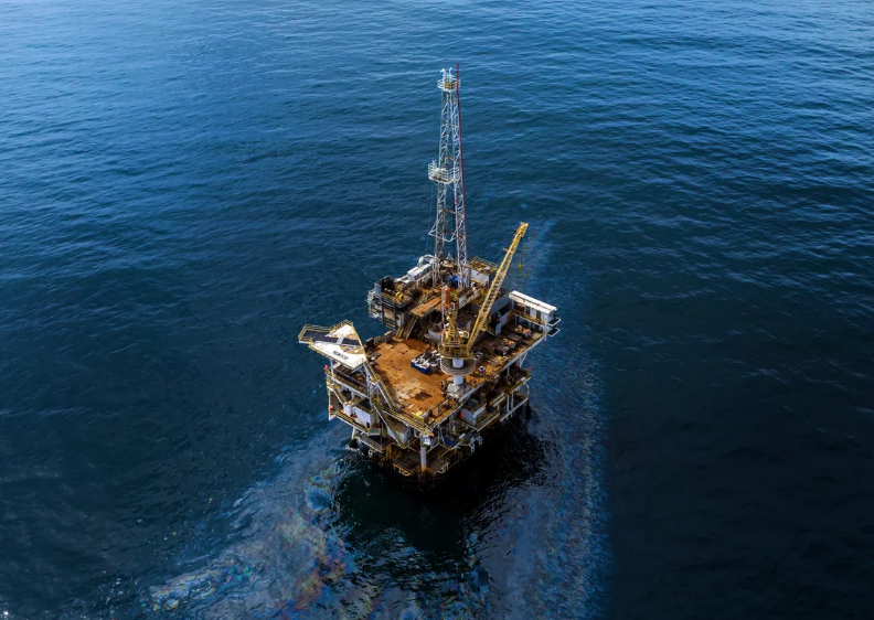 А ведь таких заброшенных платформ по всему Мировому океану десятки тысяч...